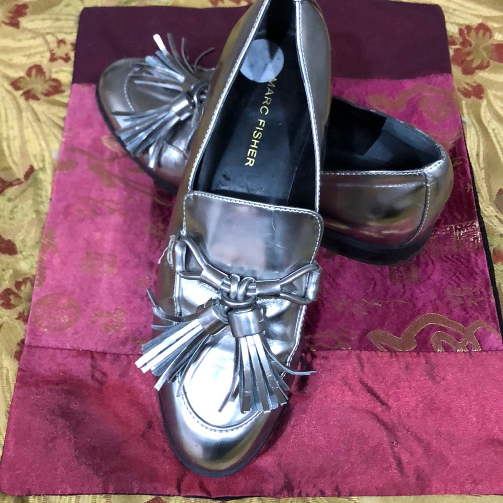Marc fisher silver shoes great condition